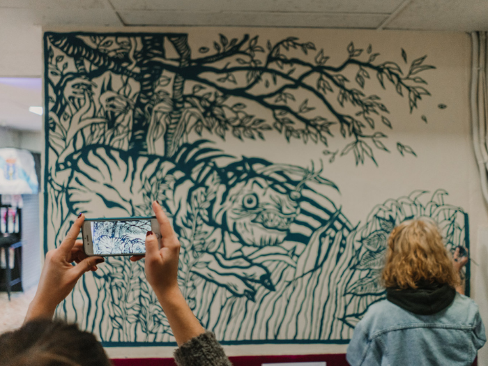 Mural del artista Vik Nianou en el mercado de los Mostenses