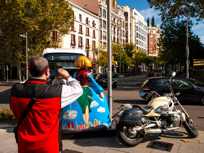 Un hombre fotografía una menina en la calle Serrano