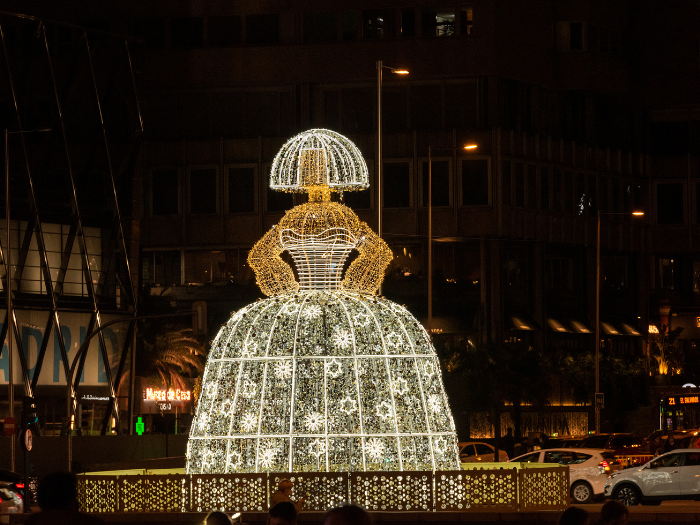 Menina de luces navideñas en la Plaza de Colón