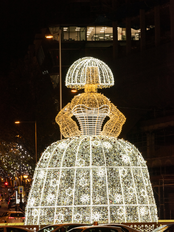 Menina de luces navideñas de Andrés Sardá