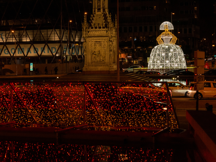 Menina de luces navideñas en la Plaza de Colón