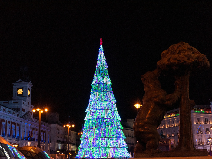 Árbol de luces navideñas en la Puerta del Sol
