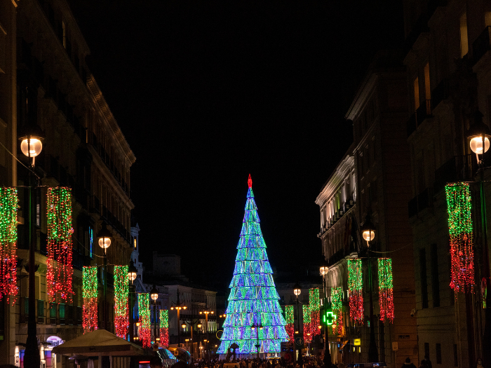 Árbol de luces navideñas en la Puerta del Sol