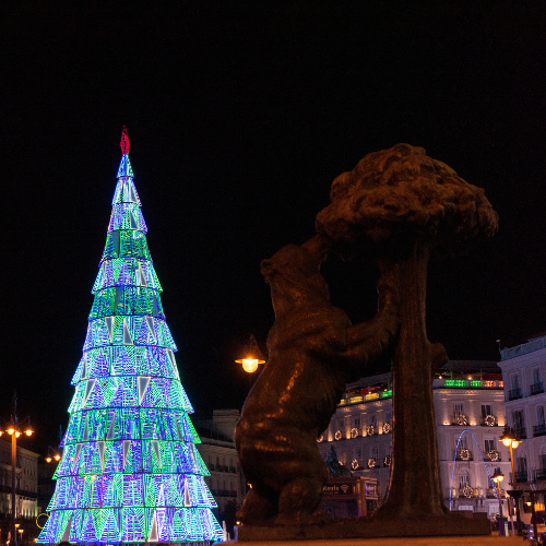 Árbol de luces navideñas en la Puerta del Sol