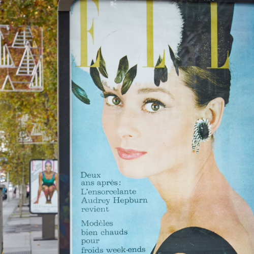 Marquesina en la calle con foto de Audrey Hepburn