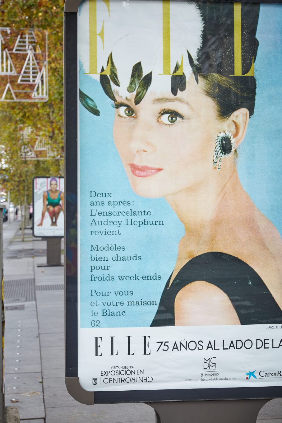 Marquesina callejera con foto de Audrey Hepburn