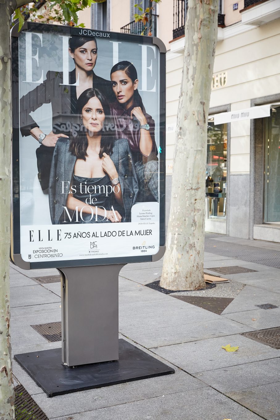 Marquesina callejera con foto de Leonor Watling, Inma Cuesta y Aitana Sánchez Gijón