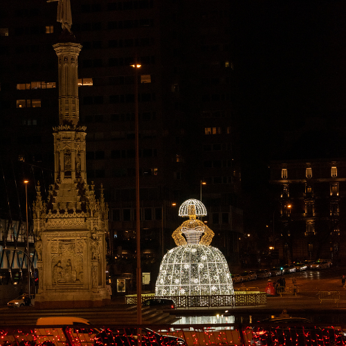 Menina de luces navideñas en la Plaza de Colón