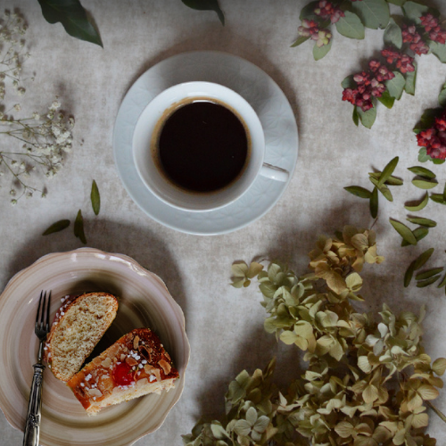 Mesa con café y roscón de reyes