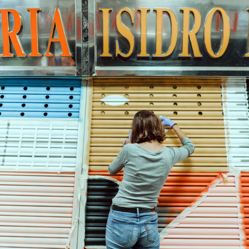 La artista Honolulu junto a su mural en el mercado de los Mostenses