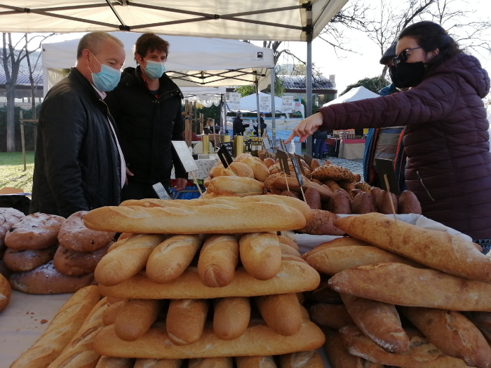 Puesto de pan del mercado de productores