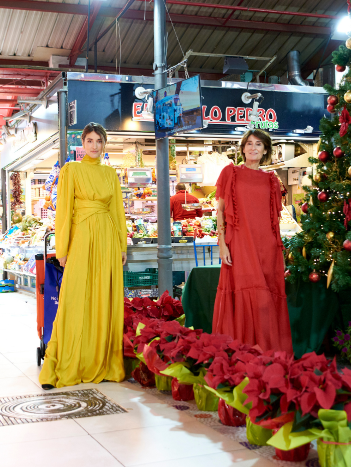 Margarita Ruyra de Andrade y Valentina Suárez-Zuloaga junto a flores de Pascua