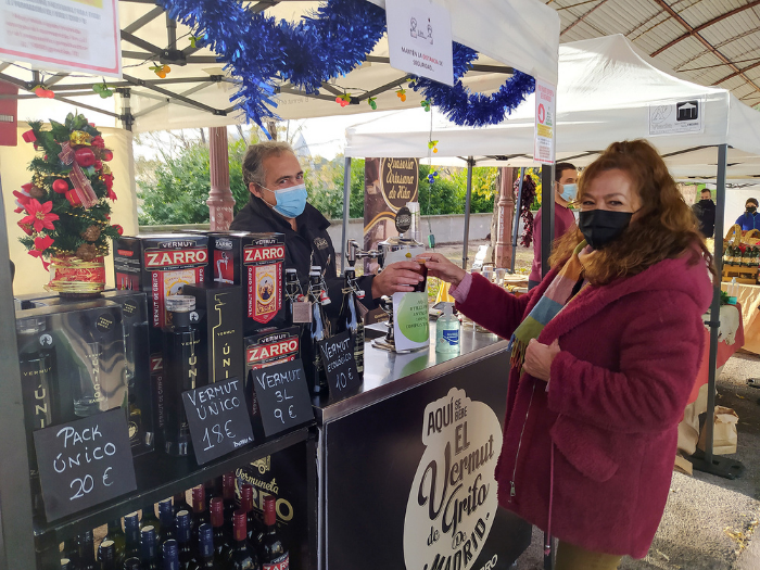 Comerciante y cliente en el Mercado de Productores