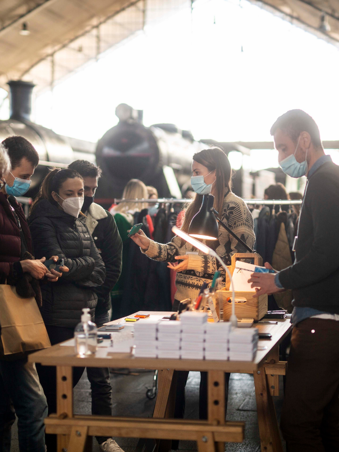 Grupo de gente comprando en un stand