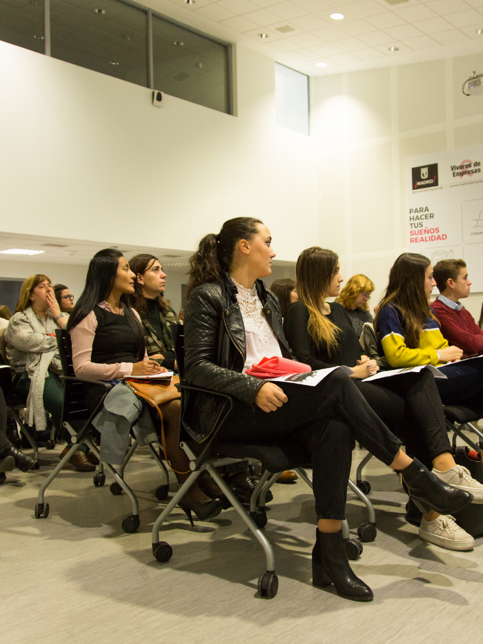 Mujeres asistiendo a una conferencia