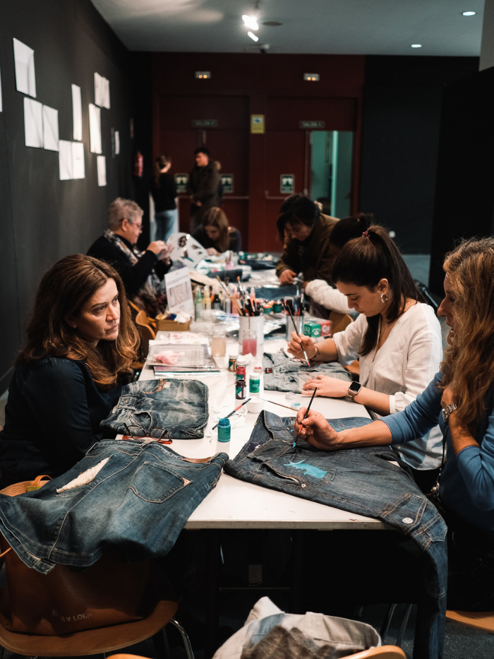 Jóvenes en un taller de pantalones vaqueros