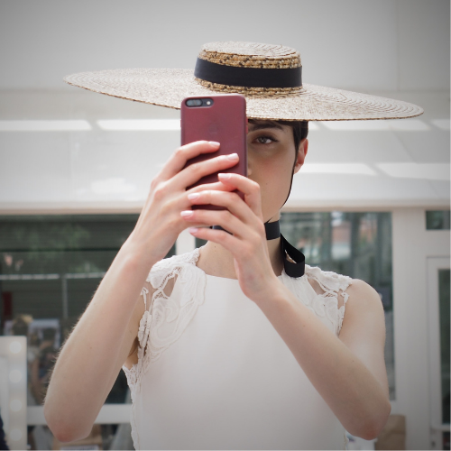 Selfie de modelo con sombrero de paja