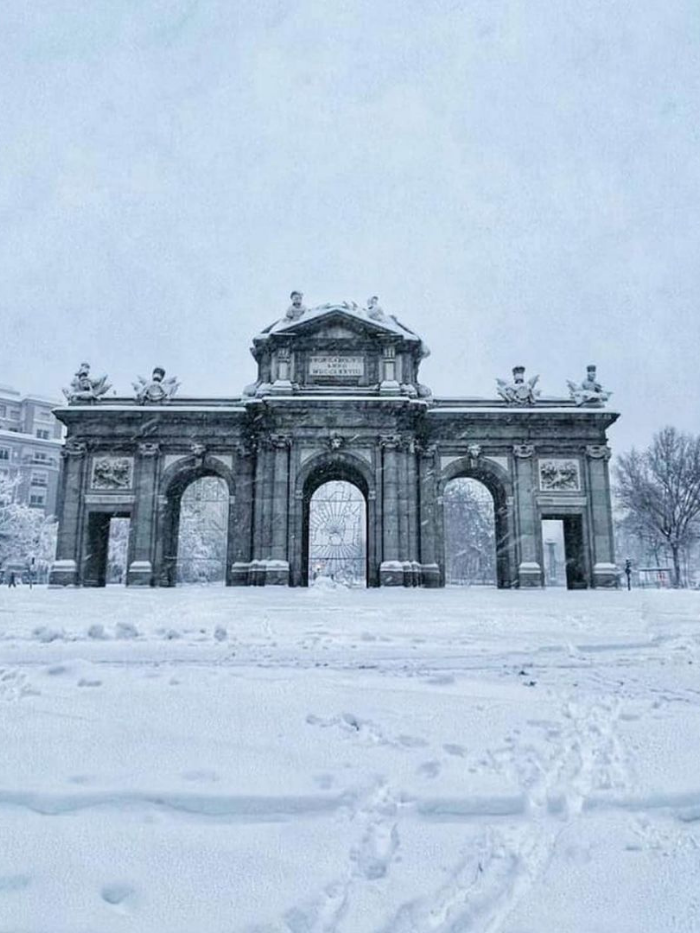 Puerta de Alcalá bajo la nieve