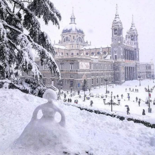 La Catedral de la Almudena bajo la nieve