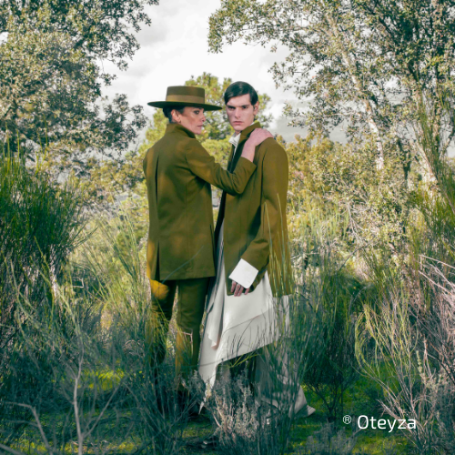 Mujer y hombres con trajes verdes en un bosque