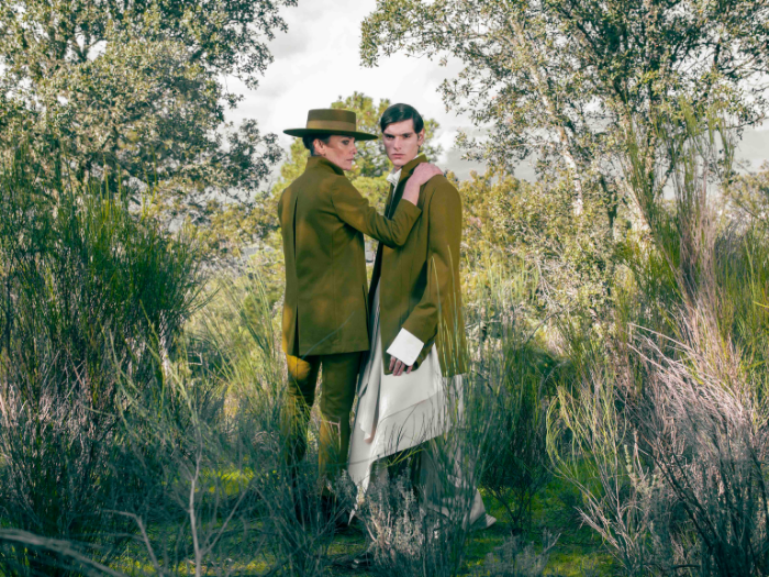 Mujer y hombres con trajes verdes en un bosque