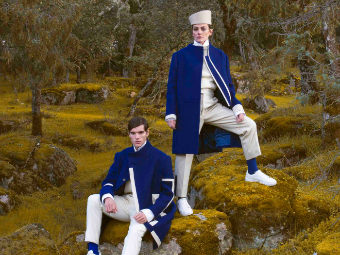 Mujer y hombre vestidos de blanco y azul en un bosque