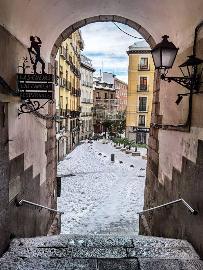 Arco de Cuchilleros bajo la nieve