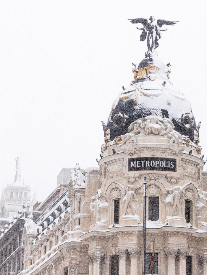 Edificio Metrópolis bajo la nieve