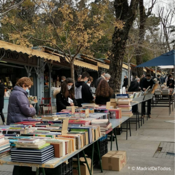 Gente compra libros en la Cuesta de Moyano