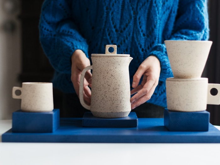 Tazas y jarra de cerámica gris