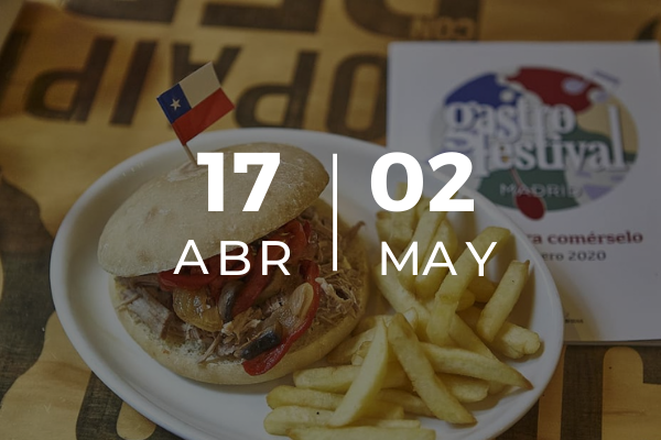 Hamburguesa con patatas junto al cartel de GastroFestival