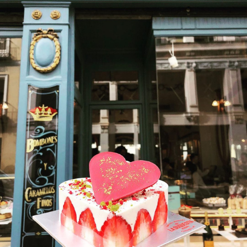 Pastel de fresas y nata frente a la pastelería La Duquesita