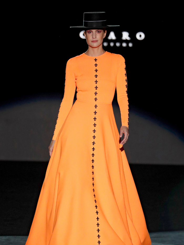 Modelo con vestido naranja de Fernando Claro