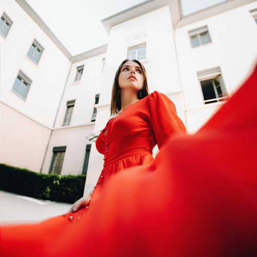 Modelo vestida con vestido rojo
