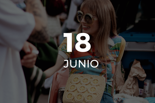 Mujer en un mercadillo vintage