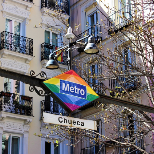 Metro de Chueca con la bandera del Orgullo Gay