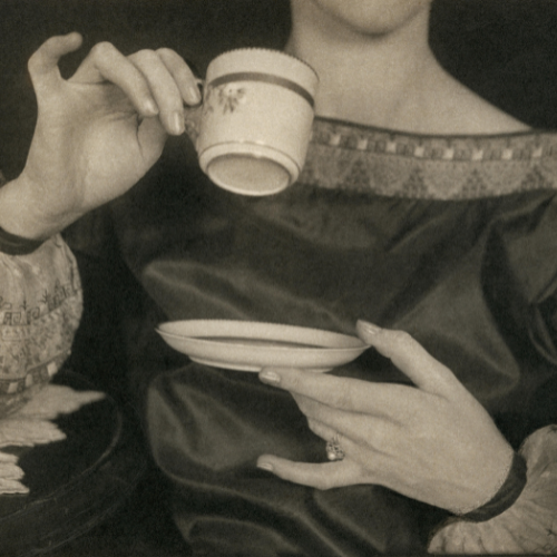 Autoretrato de Margaret Watkins con taza de té