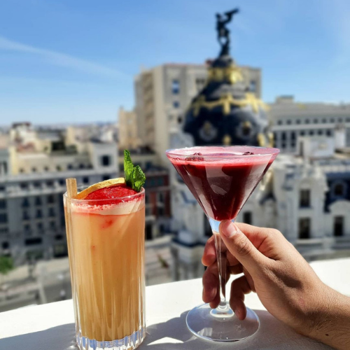 Dos cócteles frente al edificio Metrópolis de Madrid