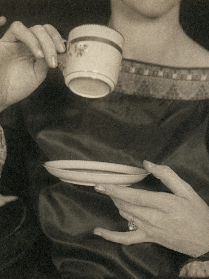 Autoretrato de Margaret Watkins con taza de té