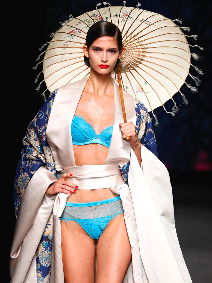 Modelo vestida por Andrés Sardá