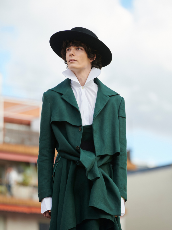 Modelo vestido de Oteyza en el Mercado de los Mostenses