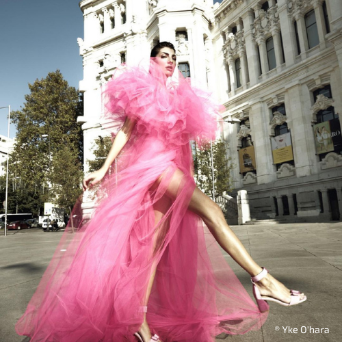 Modelo vestida por María Lafuente frente al Ayuntamiento de Madrid