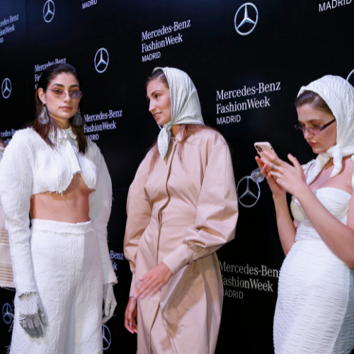 Modelos esperan su turno antes del desfile de Georgiela Studio durante Mbfw Madrid capital