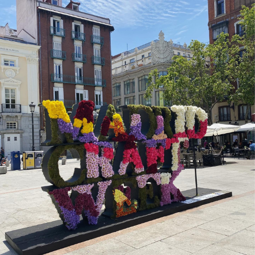 Cartel floral de Madrid Craft Week en la Plaza de Santa Ana