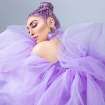 Modelo vestida con vestido de tul violeta