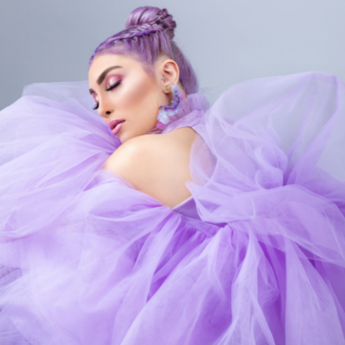 Modelo vestida con vestido de tul violeta
