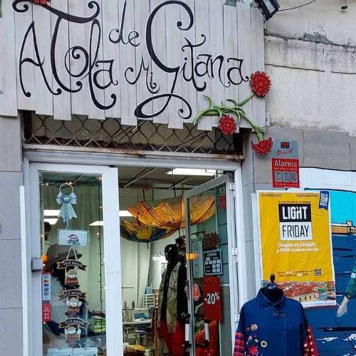 Entrada a un comercio de Lavapiés