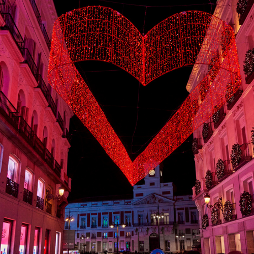 Corazón luminoso de Juan Vidal en la calle Preciados