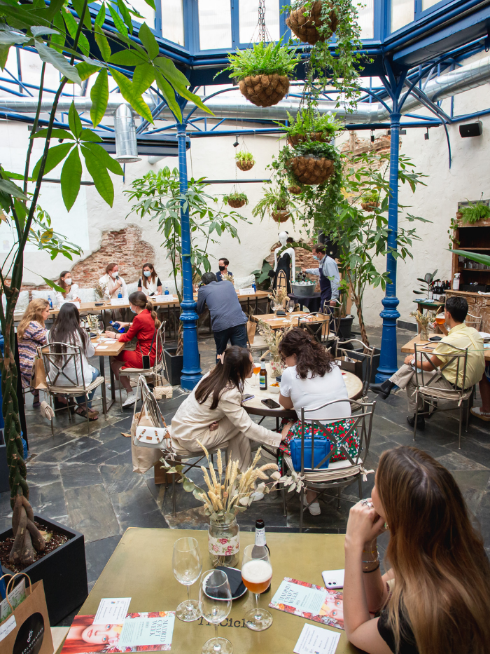 Una terraza en un patio madrileño