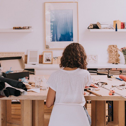 Mujer en su taller de costura